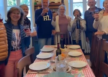 Για να αποφύγουν να «καταλήξουν σε γηροκομείο», 14 ηλικιωμένοι αγόρασαν ένα μεγάλο σπίτι όπου ζουν όλοι μαζί