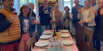 Για να αποφύγουν να «καταλήξουν σε γηροκομείο», 14 ηλικιωμένοι αγόρασαν ένα μεγάλο σπίτι όπου ζουν όλοι μαζί