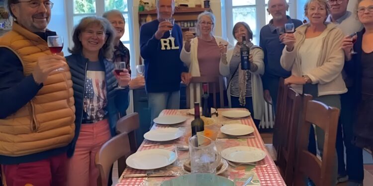 Για να αποφύγουν να «καταλήξουν σε γηροκομείο», 14 ηλικιωμένοι αγόρασαν ένα μεγάλο σπίτι όπου ζουν όλοι μαζί