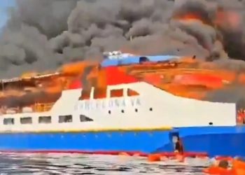 Φονική πυρκαγιά «καταπίνει» πλοίο – Σοκαριστικά πλάνα με επιβάτες να πηδούν στο νερό για να σωθούν (video)
