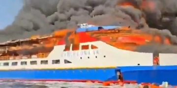 Alldaynews.gr Φονική πυρκαγιά «καταπίνει» πλοίο – Σοκαριστικά πλάνα με επιβάτες να πηδούν στο νερό για να σωθούν (video)
