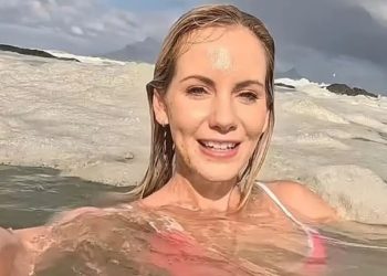 H influencer απαντά μετά τη βουτιά σε αφρό από βοθρολύματα: «Το δέρμα μου λάμπει περισσότερο»