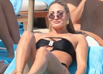 Ιωάννα Τούνη: Στιγμιότυπα από τις διακοπές της στη Μύκονο – «Κόλασε» την Ψαρρού με το αποκαλυπτικό bikini της