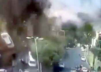 Αμάξια εκτοξεύθηκαν στον αέρα: Συγκλονιστικά πλάνα από ισραηλινό βομβαρδισμό στην «καρδιά» της Τεχεράνης