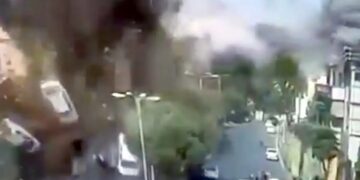 Αμάξια εκτοξεύθηκαν στον αέρα: Συγκλονιστικά πλάνα από ισραηλινό βομβαρδισμό στην «καρδιά» της Τεχεράνης