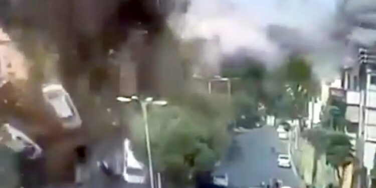 Αμάξια εκτοξεύθηκαν στον αέρα: Συγκλονιστικά πλάνα από ισραηλινό βομβαρδισμό στην «καρδιά» της Τεχεράνης