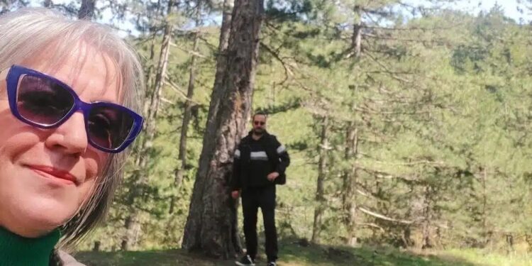 Βασίλης Καλογήρου: Η μητέρα του αποχαιρετά την εισαγγελία – «Δούλεψα έχοντας 2 παιδιά και φεύγω έχοντας το ένα στο μνήμα»