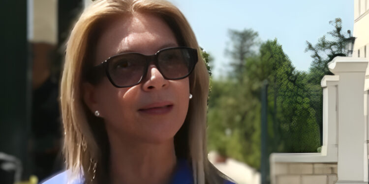 Μαρία Καρυστιανού:  «Να σταματήσει η ατιμωρησία» – Κατέθεσε το ψήφισμα των 1,3 εκατ. υπογραφών για την κατάργηση της βουλευτικής ασυλίας