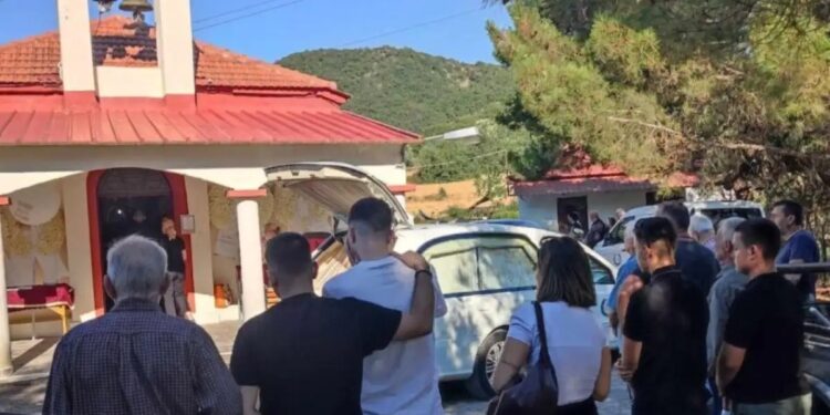 Alldaynews.gr Σπαραγμός στο τελευταίο «αντίο» – Με κουφέτα και λευκά λουλούδια για τον 21χρονο που βρήκε φρικτό θάνατο σε τροχαίο