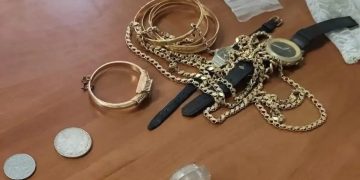 Alldaynews.gr Ζευγάρι πήγε να καθαρίσει σπίτι και έκλεψε πάνω από 11.000 ευρώ και κοσμήματα