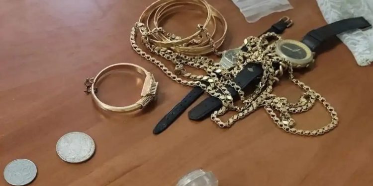 Alldaynews.gr Ζευγάρι πήγε να καθαρίσει σπίτι και έκλεψε πάνω από 11.000 ευρώ και κοσμήματα