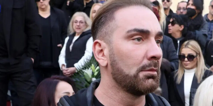 Νίκος Κοκλώνης: Ηχηρές απουσίες από την κηδεία του πατέρα του – Τον ξέχασαν σε μια από τις δυσκολότερες περιόδους της ζωής του
