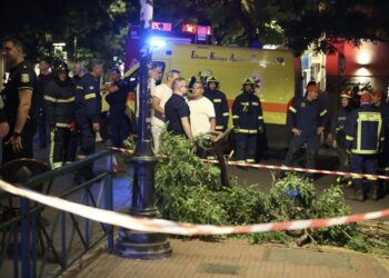 ΕΚΤΑΚΤΟ – ΣΥΜΒΑΙΝΕΙ ΤΩΡΑ: Αυτοκίνητο έπεσε σε κόσμο έξω από εστιατόριο – 11 τραυματίες μέχρι τώρα