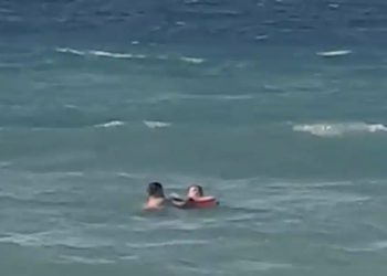 Κρήτη: Σερβιτόρος βούτηξε στη θάλασσα και έσωσε άνδρα που είχε παρασυρθεί από τα ρεύματα