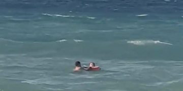 Κρήτη: Σερβιτόρος βούτηξε στη θάλασσα και έσωσε άνδρα που είχε παρασυρθεί από τα ρεύματα