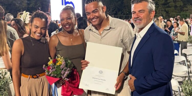 Ο Μανόλο είναι πλέον πτυχιούχος! «Μάνα… το πήρα»!