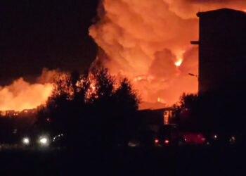 ΕΚΤΑΚΤΟ – ΜΕΓΑΛΗ ΦΩΤΙΑ ΤΩΡΑ: Πνιγμένη στον καπνό ολόκληρη η περιοχή – «Κλείστε πόρτες και παράθυρα»