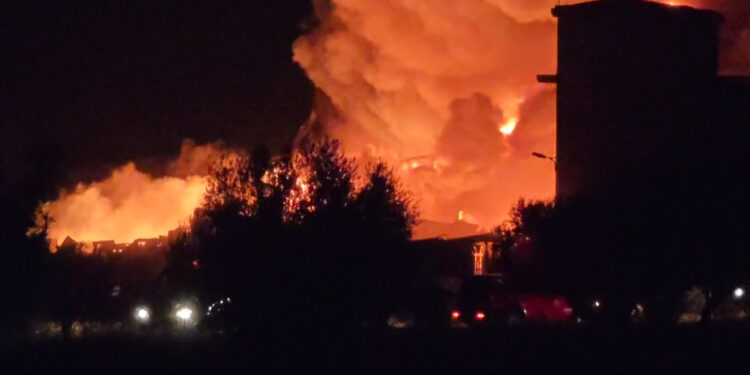 ΕΚΤΑΚΤΟ – ΜΕΓΑΛΗ ΦΩΤΙΑ ΤΩΡΑ: Πνιγμένη στον καπνό ολόκληρη η περιοχή – «Κλείστε πόρτες και παράθυρα»