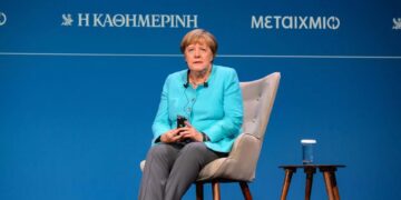 Μέρκελ: «Εντυπωσιάστηκα πως άντεξαν οι Έλληνες με τα 60 ευρώ, αναρωτήθηκα αν θα άντεχαν οι Γερμανοί»