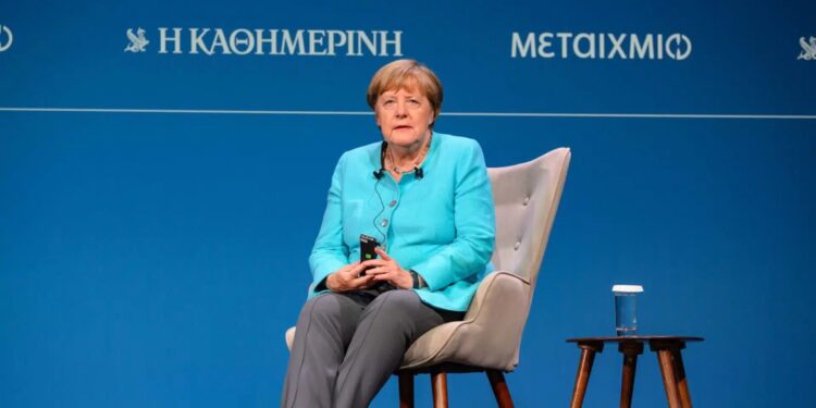 Μέρκελ: «Εντυπωσιάστηκα πως άντεξαν οι Έλληνες με τα 60 ευρώ, αναρωτήθηκα αν θα άντεχαν οι Γερμανοί»