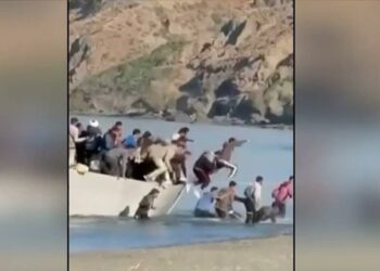 Η στιγμή της «απόβασης» μεταναστών στην παραλία Δισκού ανάμεσα σε κόσμο που έκανε μπάνιο – Πηδούσαν κραυγάζοντας για να βγουν στην ακτή