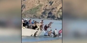 Η στιγμή της «απόβασης» μεταναστών στην παραλία Δισκού ανάμεσα σε κόσμο που έκανε μπάνιο – Πηδούσαν κραυγάζοντας για να βγουν στην ακτή