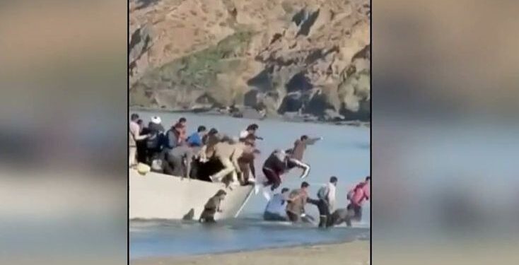 Η στιγμή της «απόβασης» μεταναστών στην παραλία Δισκού ανάμεσα σε κόσμο που έκανε μπάνιο – Πηδούσαν κραυγάζοντας για να βγουν στην ακτή