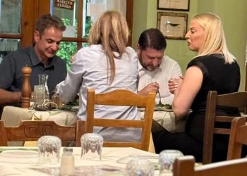 Κυριάκος Μητσοτάκης και Νίκος Χαρδαλιάς σε ταβέρνα με τις συζύγους τους στη Δραπετσώνα