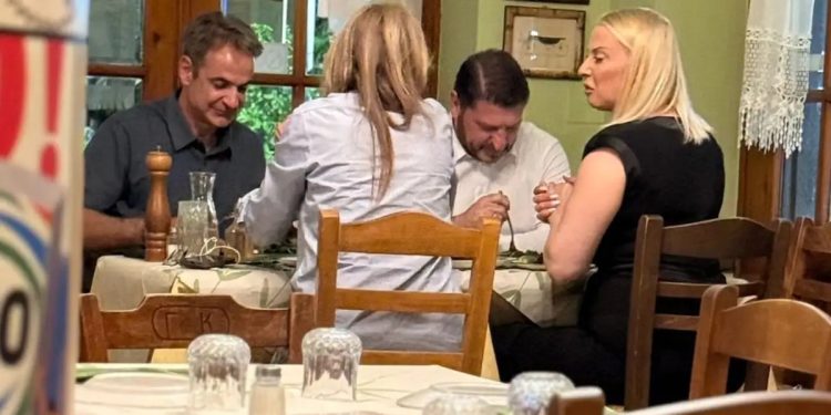 Alldaynews.gr Κυριάκος Μητσοτάκης και Νίκος Χαρδαλιάς σε ταβέρνα με τις συζύγους τους στη Δραπετσώνα