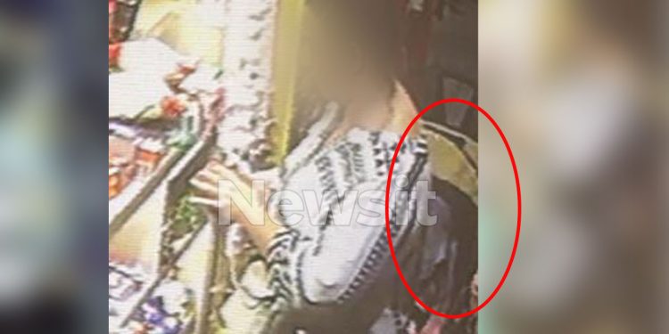 Alldaynews.gr ΑΥΤΗ ΕΙΝΑΙ η γυναίκα με το παιδί στο καροτσάκι – Η φωτογραφία ντοκουμέντο στο μικροσκόπιο του λιμενικού για το νεκρό κοριτσάκι το Παλαιό Φάληρο