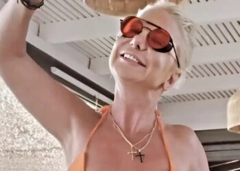 Πασίγνωστη Ελληνίδα είναι 56 χρονών και βάζει κάτω 25αpες με το κοpμί της