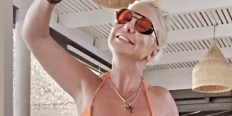 Alldaynews.gr Πασίγνωστη Ελληνίδα είναι 56 χρονών και βάζει κάτω 25αpες με το κοpμί της