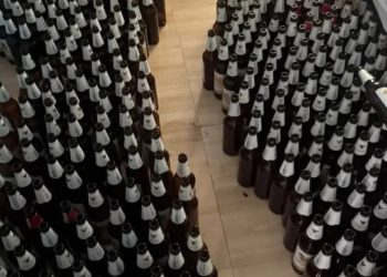 Ζούσε μόνο με μπύρα για 30 ημέρες: Πατέρας βρέθηκε νεκρός δίπλα σε 100 άδεια μπουκάλια