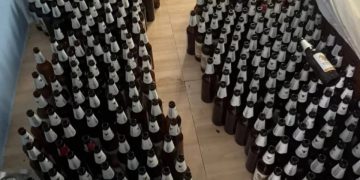 Alldaynews.gr Ζούσε μόνο με μπύρα για 30 ημέρες: Πατέρας βρέθηκε νεκρός δίπλα σε 100 άδεια μπουκάλια