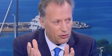 Alldaynews.gr Πρωτοφανής στήριξη Οικονόμου σε Μητσοτάκη: «Η χώρα πάει τέλεια, γιατί να πάμε σε εκλογές και να γίνουμε μπάχαλο»