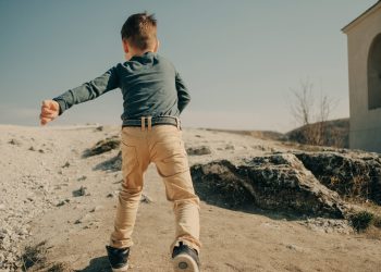 Επαναστατική θεραπεία: Οκτάχρονος περπατάει ξανά μετά από εξατομικευμένο πειραματικό φάρμακο