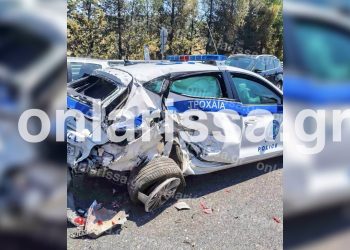 Σφοδρό τροχαίο: Αγροτικό έπεσε πάνω σε περιπολικό και αυτό πάνω σε πυροσβεστικό (video)