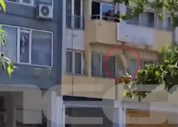 Στην ανακύκλωση κούτες με έγγραφα του ΟΠΕΚΕΠΕ – Τις πετούσαν από το …μπαλκόνι (video)