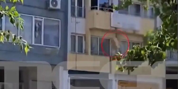 Στην ανακύκλωση κούτες με έγγραφα του ΟΠΕΚΕΠΕ – Τις πετούσαν από το …μπαλκόνι (video)