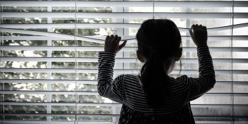 Alldaynews.gr Απίστευτη αποκάλυψη: Οικογένεια χρησιμοποιούσε παιδιά ως δούλους – Τα κακοποιούσε με ξύδι – Τους έδινε φάρμακα και τα κρατούσε σε κλουβί