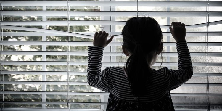 Alldaynews.gr Απίστευτη αποκάλυψη: Οικογένεια χρησιμοποιούσε παιδιά ως δούλους – Τα κακοποιούσε με ξύδι – Τους έδινε φάρμακα και τα κρατούσε σε κλουβί