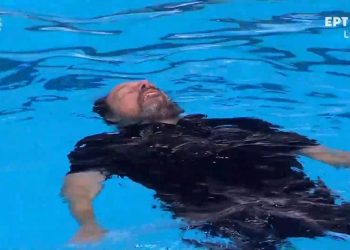 Εθνικό «μεθύσι» για το χρυσό: Ο Χάρης Παυλίδης… ξαπλώνει στο νερό για την κατάκτηση της Εθνικής Πόλο Γυναικών