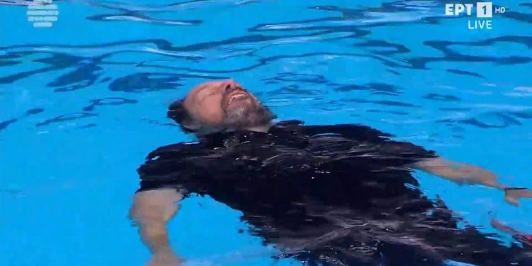 Εθνικό «μεθύσι» για το χρυσό: Ο Χάρης Παυλίδης… ξαπλώνει στο νερό για την κατάκτηση της Εθνικής Πόλο Γυναικών