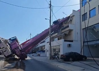 Γερανοφόρο όχημα έπεσε σε διώροφη κατοικία