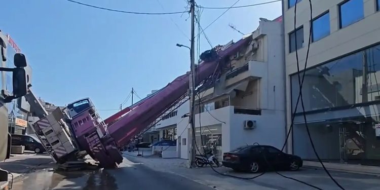 Alldaynews.gr Γερανοφόρο όχημα έπεσε σε διώροφη κατοικία