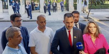 Alldaynews.gr Ο Αλέξης Χαρίτσης αποχώρησε από το Προεδρικό γιατί δεν τον άφησαν να μπει στη δεξίωση συνοδευόμενος από Παλαιστίνιο πρόσφυγα