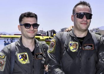 «Μείναμε 1,5 ώρα μέσα στο αεροσκάφος» – Τι λένε οι πιλότοι του Canadair που έκανε αναγκαστική προσθαλάσσωση στον Κορινθιακό