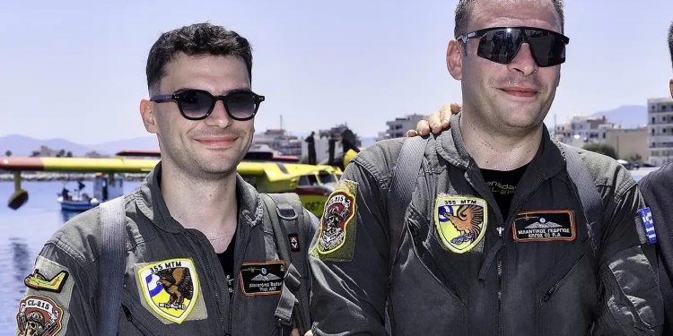 «Μείναμε 1,5 ώρα μέσα στο αεροσκάφος» – Τι λένε οι πιλότοι του Canadair που έκανε αναγκαστική προσθαλάσσωση στον Κορινθιακό