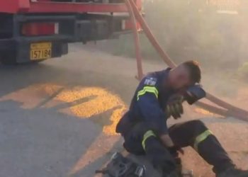 Η στιγμή που εθελοντής πυροσβέστης, καταρρέει – Τον αγκαλιάζουν οι συνάδελφοί του