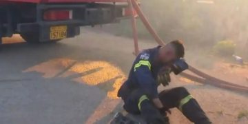 Alldaynews.gr Η στιγμή που εθελοντής πυροσβέστης, καταρρέει – Τον αγκαλιάζουν οι συνάδελφοί του